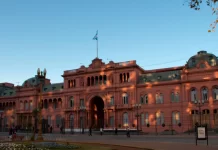 El Gobierno convocó a una mesa tripartita con la CGT y los empresarios