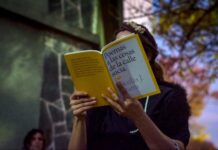 Invitan a disfrutar del recorrido literario en un barrio de artistas