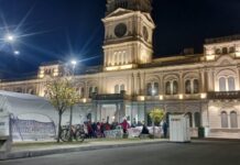 Trabajadores mantienen el acampe y hacen un llamado a los senadores para que «recapaciten»