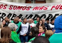 Masiva marcha contra la disolución del Iosper: «Cada mano levantada en apoyo al proyecto será una estafa a nuestra historia»