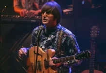 Javier Parisi presenta un homenaje a john lennon y the beatles en el Teatro 3 de Febrero