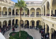 Recorte de horas extra: masiva protesta de trabajadores públicos en la Casa Gris