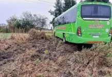 Un colectivo despistó en la Ruta 12 luego de chocar una rueda desprendida