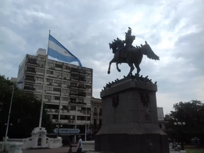 plaza-1-mayo-cielo-nublado-parana-tiempo-rios