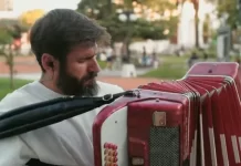 Juan Manuel Bilat lanzó su gira “Re–Evolución” con una intervención artística en la peatonal de Paraná