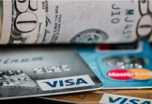 Viajes al exterior dispararon una suba del consumo en dólares con tarjeta
