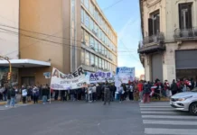 Marchan docentes en Paraná por aumento salarial y contra la Reforma Jubilatoria