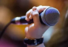 Una velada a puro teatro, música y micrófono abierto en Ferrero Cantina