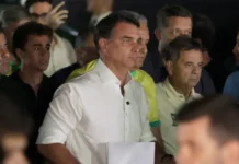 Migraciones confirmó que Flávio Bolsonaro partió desde Argentina hacia Ecuador